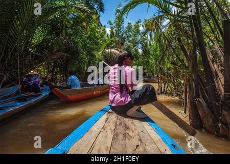 CAN THO,VIETNAM - 3 GIUGNO, 2011: Donna non identificata che voga in barca nel delta del fiume Mekong. Le barche sono trasporto comune nel delta del Mekong Foto Stock