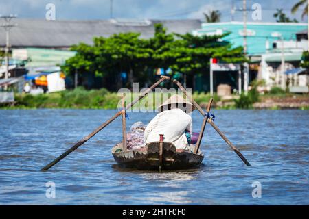 CAN THO, VIETNAM - 4 GIUGNO, 2011: Donna non identificata al mercato galleggiante nel delta del fiume Mekong. I mercati CAI Rang e Cai BE sono mercati centrali del delta Foto Stock