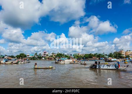 CAN THO,VIETNAM - 4 GIUGNO 2011: Persone non identificate al mercato galleggiante nel delta del fiume Mekong. I mercati CAI Rang e Cai BE sono mercati centrali del delta Foto Stock