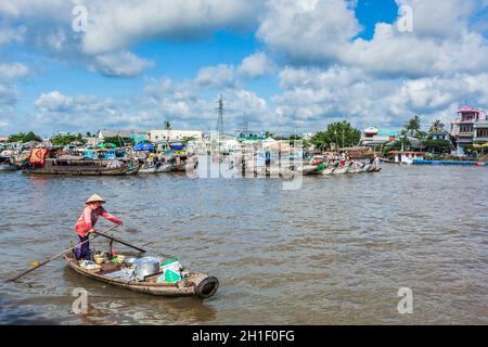 CAN THO,VIETNAM - 4 GIUGNO 2011: Persone non identificate al mercato galleggiante nel delta del fiume Mekong. I mercati CAI Rang e Cai BE sono mercati centrali del delta Foto Stock
