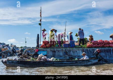 CAN THO,VIETNAM - 4 GIUGNO 2011: Persone non identificate al mercato galleggiante nel delta del fiume Mekong. I mercati CAI Rang e Cai BE sono mercati centrali del delta Foto Stock