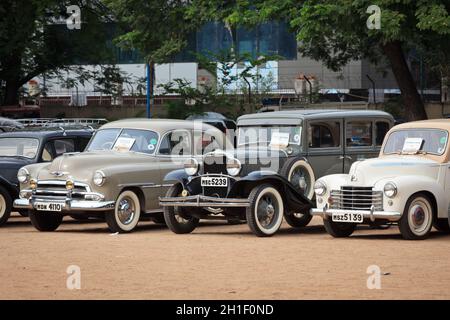 CHENNAI - INDIA - LUGLIO 24: Vauxhall Velox 1951, Dodge 1931 e Chevrolet Fleet Master auto d'epoca retrò su Heritage Car Rally 2011 di Madras Heritag Foto Stock