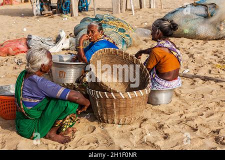 CHENNAI, INDIA - 10 FEBBRAIO 2013: Donne indiane locali sulla spiaggia di Marina a Chennai. Marina Beach è la seconda spiaggia urbana più lunga del mondo. Foto Stock