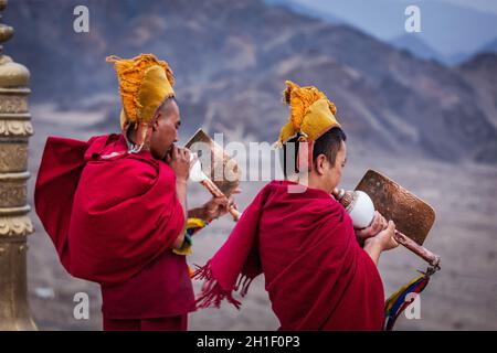 THIKSEY, INDIA - 4 SETTEMBRE 2011: Due monaci buddisti tibetani che soffiano conches durante la mattinata pooja, Thiksey gompa, Ladakh, India Foto Stock