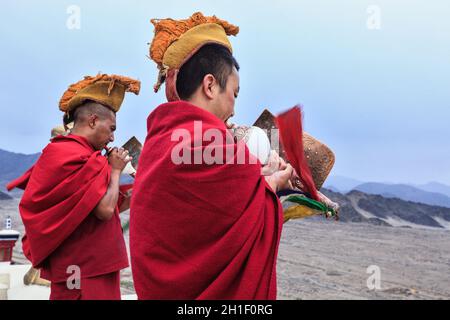 THIKSEY, INDIA - 4 SETTEMBRE 2011: Due monaci buddisti tibetani che soffiano conches durante la mattinata pooja, Thiksey gompa, Ladakh, India Foto Stock