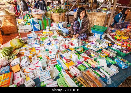 INLE LAKE, MYANMAR - 7 GENNAIO 2014: Donna che vende farmaci e farmaci al mercato rurale Foto Stock