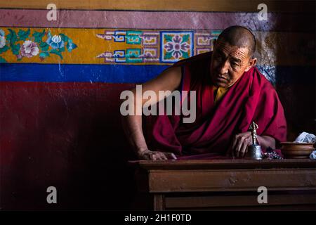 DISKIT, INDIA - 6 SETTEMBRE: Monaco buddista tibetano a Diskit gompa il 6 settembre 2011 a Diskit, India. Diskit gompa è il Buddha più antico e più grande Foto Stock