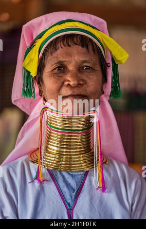 INLE LAKE, MYANMAR - 7 GENNAIO 2014: Non identificato Padaung a collo lungo tribù donna. Le tribù Padaung a collo lungo indossano anelli di ottone intorno al collo f Foto Stock