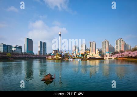SEOUL, COREA DEL SUD - 7 APRILE 2017: Parco divertimenti Lotte World Magic Island nel lago di Seokchon. Seul, Corea del Sud Foto Stock