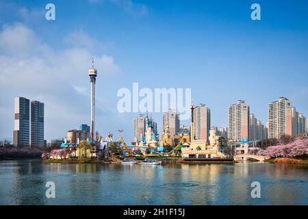 SEOUL, COREA DEL SUD - 7 APRILE 2017: Parco divertimenti Lotte World Magic Island nel lago di Seokchon. Seul, Corea del Sud Foto Stock