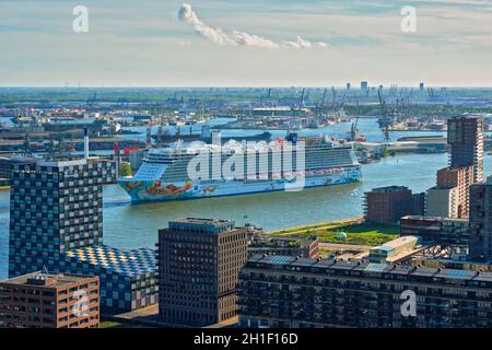 ROTTERDAM , PAESI BASSI - 14 MAGGIO 2017: Vista della città di Rotterdam con la linea di crociera nel fiume Nieuwe Maas da Euromast Foto Stock