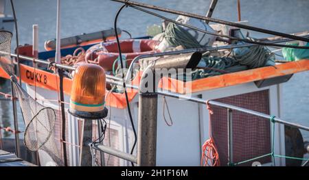 Tavira, Portogallo - 30 aprile 2018: Faro arancione su una barca nel porto in un giorno di primavera Foto Stock