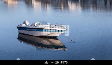 Tavira, Portogallo - 30 aprile 2018: Piccola barca a motore sull'acqua di un piccolo porto in Portogallo un giorno di caduta Foto Stock