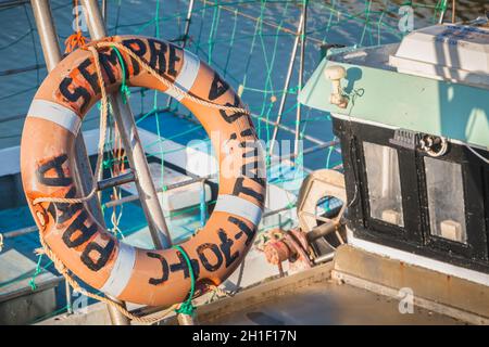 Tavira, Portogallo - 30 aprile 2018: Boa di vita su una barca con scritto in portoghese Forever Tavira (para semper tavira) in un giorno di primavera Foto Stock