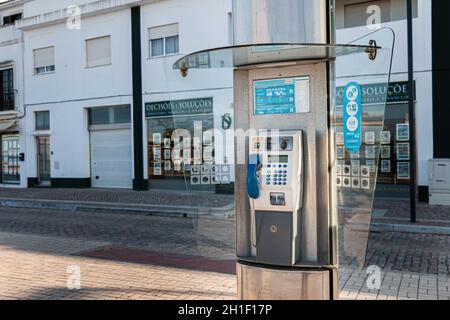 Tavira, Portogallo - 30 aprile 2018: Vecchia cabina telefonica pubblica nel centro della città in un giorno di primavera Foto Stock