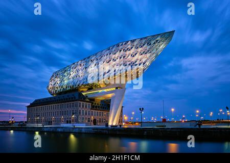 ANVERSA, BELGIO - 27 MAGGIO 2018: Casa dell'autorità portuale (Porthuis) progettata dai famosi architetti Zaha Hadid, che è stato il suo ultimo progetto illuminato in Th Foto Stock