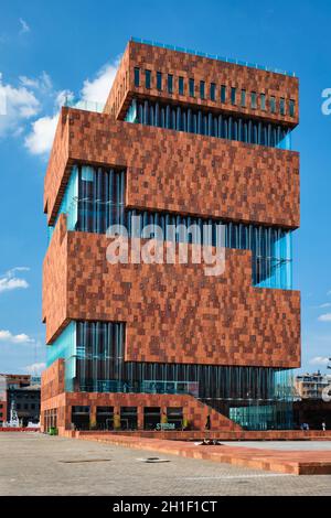 ANVERSA, BELGIO - 26 MAGGIO 2018: Museum aan de Stroom MAS è un museo situato lungo il fiume Scheldt progettato da Neutelings Riedijk Architects an exa Foto Stock