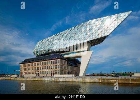 ANVERSA, BELGIO - 27 MAGGIO 2018: Casa dell'autorità portuale (Porthuis) progettata dai famosi architetti Zaha Hadid che è stato il suo ultimo progetto Foto Stock
