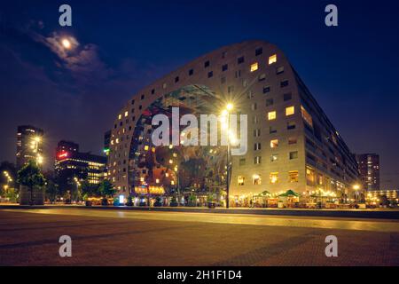 ROTTERDAM, PAESI BASSI - 25 MAGGIO 2018: Markthal Market Hall edificio residenziale e per uffici con un mercato al di sotto di Rotterdam progettato da Foto Stock