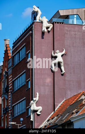 ANVERSA, BELGIO - 26 MAGGIO 2018: Statua de fluisteraar (il whisperer) ad Anversa, Belgio Foto Stock