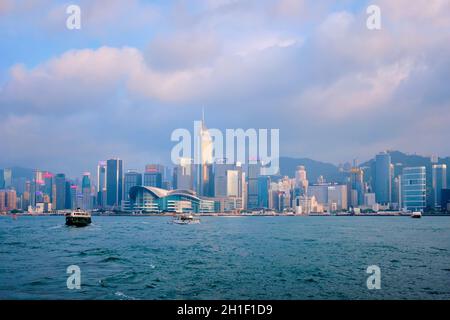HONG KONG, CINA - 28 APRILE 2018: Skyline di Hong Kong skyline città grattacieli del centro di Victoria Harbour al tramonto con i traghetti turistici barca . Hong K Foto Stock