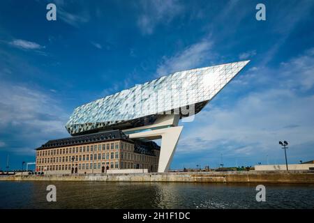 ANVERSA, BELGIO - 27 MAGGIO 2018: Casa dell'autorità portuale (Porthuis) progettata dai famosi architetti Zaha Hadid che è stato il suo ultimo progetto Foto Stock