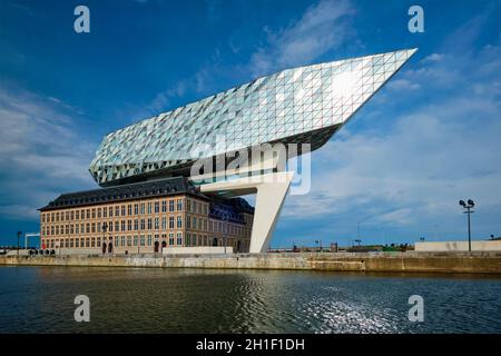 ANVERSA, BELGIO - 27 MAGGIO 2018: Casa dell'autorità portuale (Porthuis) progettata dai famosi architetti Zaha Hadid che è stato il suo ultimo progetto Foto Stock