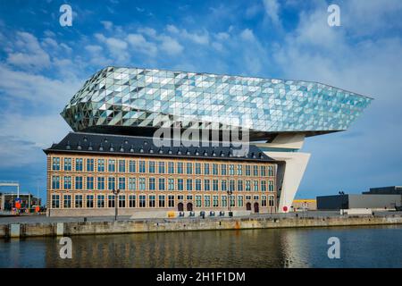 ANVERSA, BELGIO - 27 MAGGIO 2018: Casa dell'autorità portuale (Porthuis) progettata dai famosi architetti Zaha Hadid che è stato il suo ultimo progetto Foto Stock