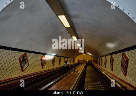 ANVERSA, BELGIO - 26 MAGGIO 2018: Pedoni del tunnel di Sant'Anna con scale mobili in legno sotto il fiume Scheldt Foto Stock
