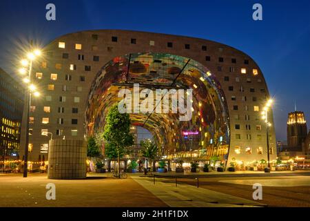 ROTTERDAM, PAESI BASSI - 25 MAGGIO 2018: Markthal Market Hall edificio residenziale e per uffici con un mercato al di sotto di Rotterdam progettato da Foto Stock