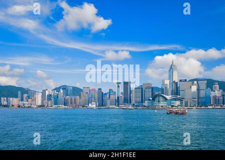 HONG KONG, CINA - 1 MAGGIO 2018: Skyline di Hong Kong skyline città grattacieli del centro di Victoria Harbour al tramonto. Hong Kong, Cina Foto Stock