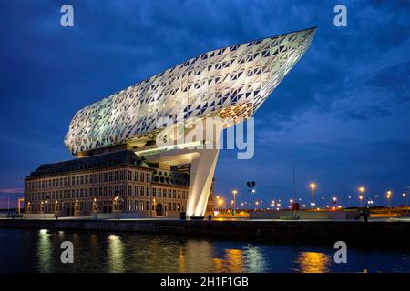 ANVERSA, BELGIO - 27 MAGGIO 2018: Casa dell'autorità portuale (Porthuis) progettata dai famosi architetti Zaha Hadid, che è stato il suo ultimo progetto illuminato in Th Foto Stock