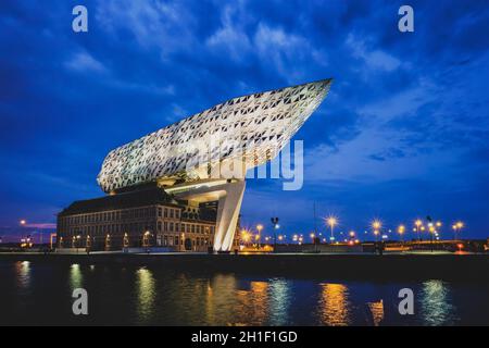 ANVERSA, BELGIO - 27 MAGGIO 2018: Casa dell'autorità portuale (Porthuis) progettata dai famosi architetti Zaha Hadid, che è stato il suo ultimo progetto illuminato in Th Foto Stock