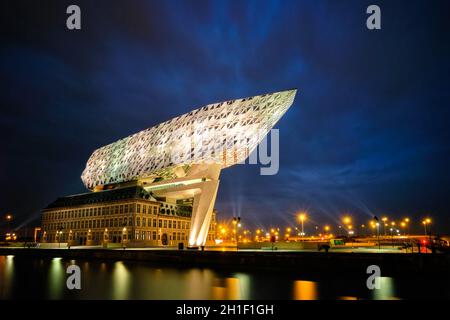ANVERSA, BELGIO - 27 MAGGIO 2018: Casa dell'autorità portuale (Porthuis) progettata dai famosi architetti Zaha Hadid, che è stato il suo ultimo progetto illuminato in Th Foto Stock
