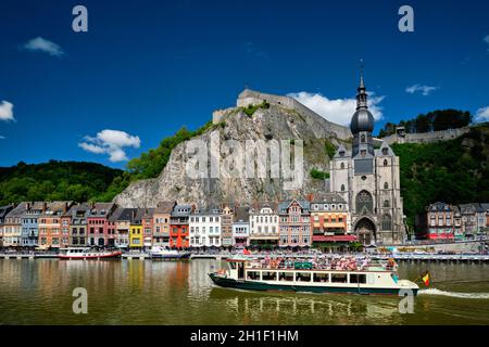 DINANT, BELIGUM - 30 MAGGIO 2018: Vista della città di Dinant sul fiume Mosa con barca turistica. Dinant è una città vallone e comune situato sulla R. Foto Stock