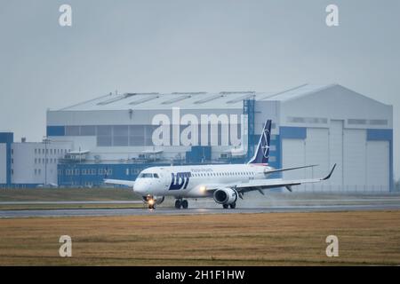 MINSK, BIELORUSSIA - 15 GIUGNO 2018: LOTTO compagnie aeree polacche volo Embraer 195 aereo taxi sulla pista di atterraggio nel National Airport Minsk Foto Stock
