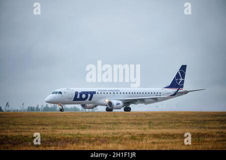 MINSK, BIELORUSSIA - 15 GIUGNO 2018: LOTTO compagnie aeree polacche volo Embraer 195 aereo taxi sulla pista di atterraggio nel National Airport Minsk Foto Stock