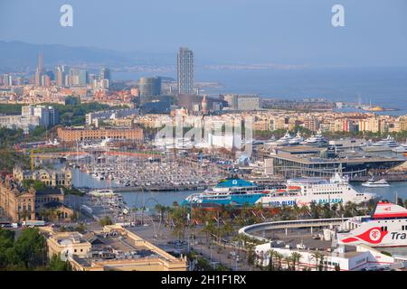 BARCELLONA, SPAGNA - 15 APRILE 2019: Vista aerea dello skyline di Barcellona con traffico cittadino e porto con yacht e navi traghetto. Barcellona, Spagna Foto Stock