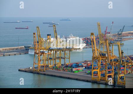 BARCELLONA, SPAGNA - 15 APRILE 2019: Vista aerea del porto di Barcellona con gru portuali e nave in rovina. Barcellona, Spagna Foto Stock