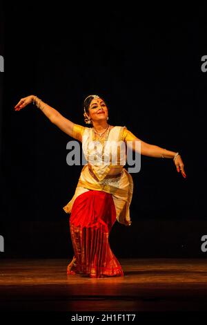 CHENNAI, INDIA - 31 AGOSTO: Esibizione di Bharata Natyam (Bharatanatyam - danza classica indiana) il 31 agosto 2009 a Chennai, Tamil Nadu, India. Expo Foto Stock