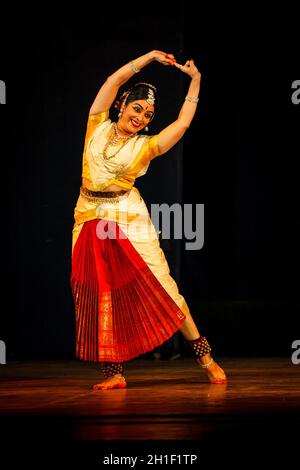 CHENNAI, INDIA - 31 AGOSTO: Esibizione di Bharata Natyam (Bharatanatyam - danza classica indiana) il 31 agosto 2009 a Chennai, Tamil Nadu, India. Expo Foto Stock