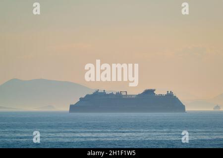 MAR EGEO, GRECIA - 30 MAGGIO 2019: Nave da crociera di linea bordo di Celebrity Lines in Mediterraneo mare. Mar Egeo, Grecia Foto Stock