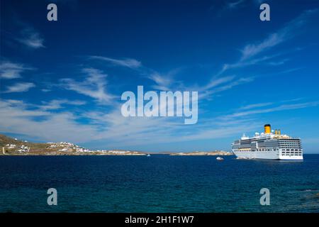 MYKONOS, GRECIA - 29 MAGGIO 2019: Nave di linea da crociera Costa Luminosa nel mare della Mediterranea vicino all'isola di Mykonos. Mar Egeo, Grecia Foto Stock