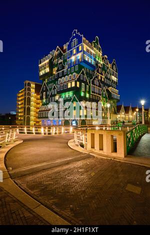 ZAANDAM, Paesi Bassi - 8 Maggio 2017: Inntel Hotel a Zaandam illuminata di notte. Progettazione di 12 piani edificio inaugurato nel 2009 è il risultato della st Foto Stock