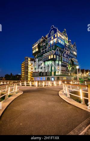 ZAANDAM, Paesi Bassi - 8 Maggio 2017: Inntel Hotel a Zaandam illuminata di notte. Progettazione di 12 piani edificio inaugurato nel 2009 è il risultato della st Foto Stock