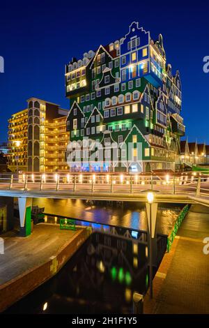 ZAANDAM, Paesi Bassi - 8 Maggio 2017: Inntel Hotel a Zaandam illuminata di notte. Progettazione di 12 piani edificio inaugurato nel 2009 è il risultato della st Foto Stock