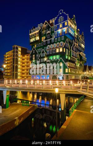 ZAANDAM, Paesi Bassi - 8 Maggio 2017: Inntel Hotel a Zaandam illuminata di notte. Progettazione di 12 piani edificio inaugurato nel 2009 è il risultato della st Foto Stock