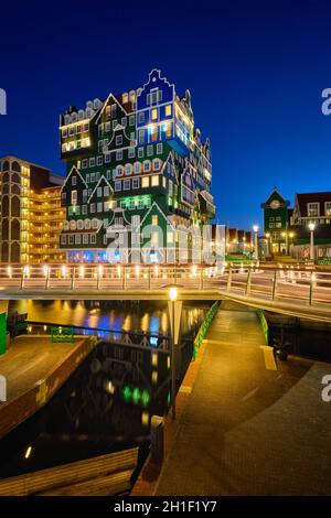ZAANDAM, Paesi Bassi - 8 Maggio 2017: Inntel Hotel a Zaandam illuminata di notte. Progettazione di 12 piani edificio inaugurato nel 2009 è il risultato della st Foto Stock
