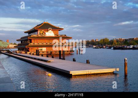 AMSTERDAM, PAESI BASSI - 9 MAGGIO 2017: Ristorante in stile pagoda cinese Sea Palace al tramonto. E' il primo ristorante galleggiante in Europa Foto Stock