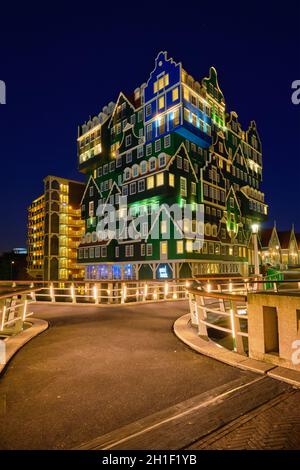 ZAANDAM, Paesi Bassi - 8 Maggio 2017: Inntel Hotel a Zaandam illuminata di notte. Progettazione di 12 piani edificio inaugurato nel 2009 è il risultato della st Foto Stock